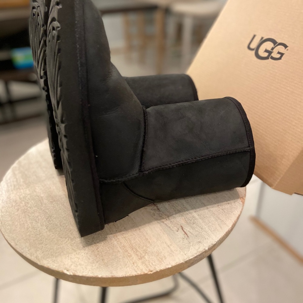 SOLD! Ugg boots - Picture 5 of 7